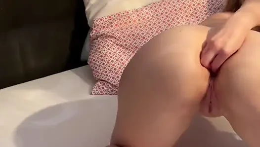 Manik-manik Anal Dan Butt Plug Dimasukkan Di Pantat Saya