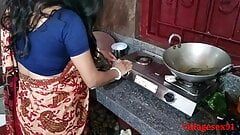 赤いサリーを着たインド人妻がハードファッカーとセックス（村セックス91の公式ビデオ）