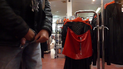 moi en exhibe a la boutique demonia de paris