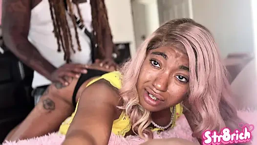 Üvey babam ateşli genç amcığımdayken erkek arkadaşım işte beni genişletiyor