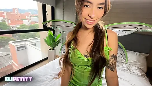 Tinker Bell gibt ihrem nachbarn einen tiefen blowjob, bis sein gesicht mit sperma bedeckt ist