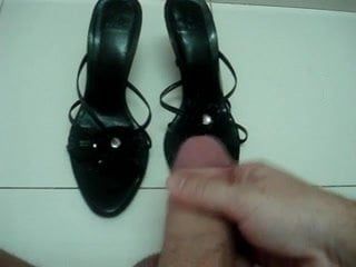 Сперма на черных сандалиях