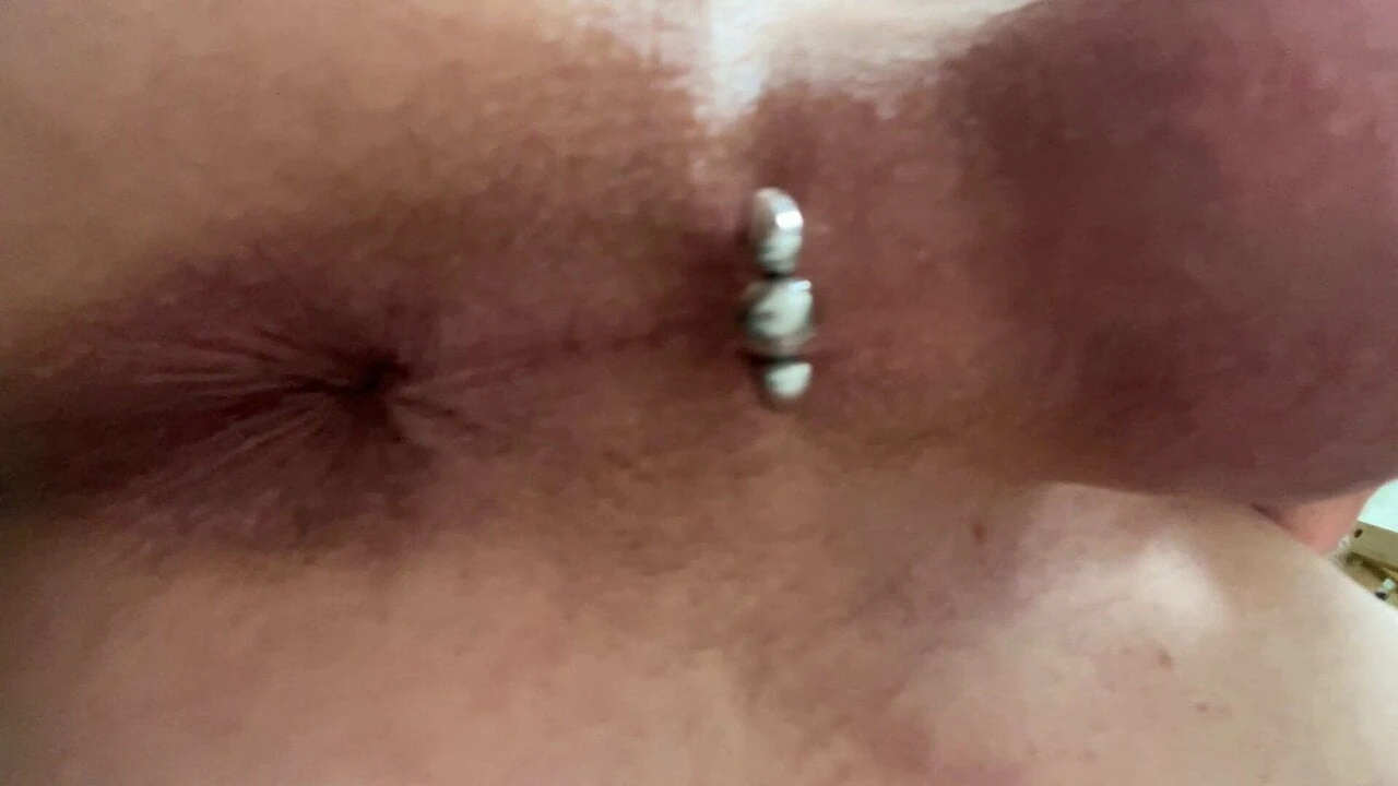 Caresse ma bite rasée et mes couilles août 2021
