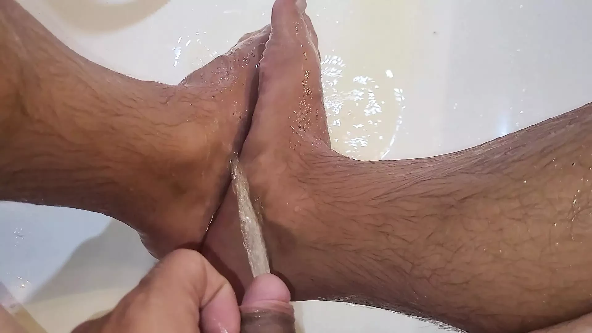 Ayaklarıma işiyorum ve tabanlarıma boşalıyor