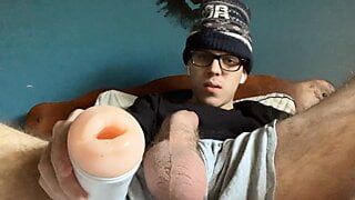 Jovencito de 19 años usando Fleshlight en la cama