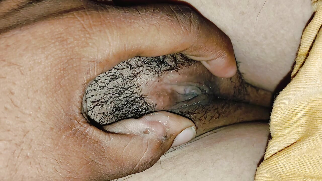 Mera mote mote boobs aur gili chut ka pani pe lo friends