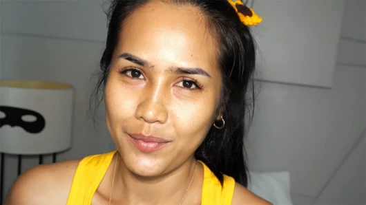 Sevimli Taylandlı orta yaşlı seksi kadın Lily Koh en iyi bakış açısıyla oral seks videosu çekiyor