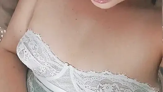 Sahibe Lilikitten seksi iç çamaşırı deniyor ve azdırıyor