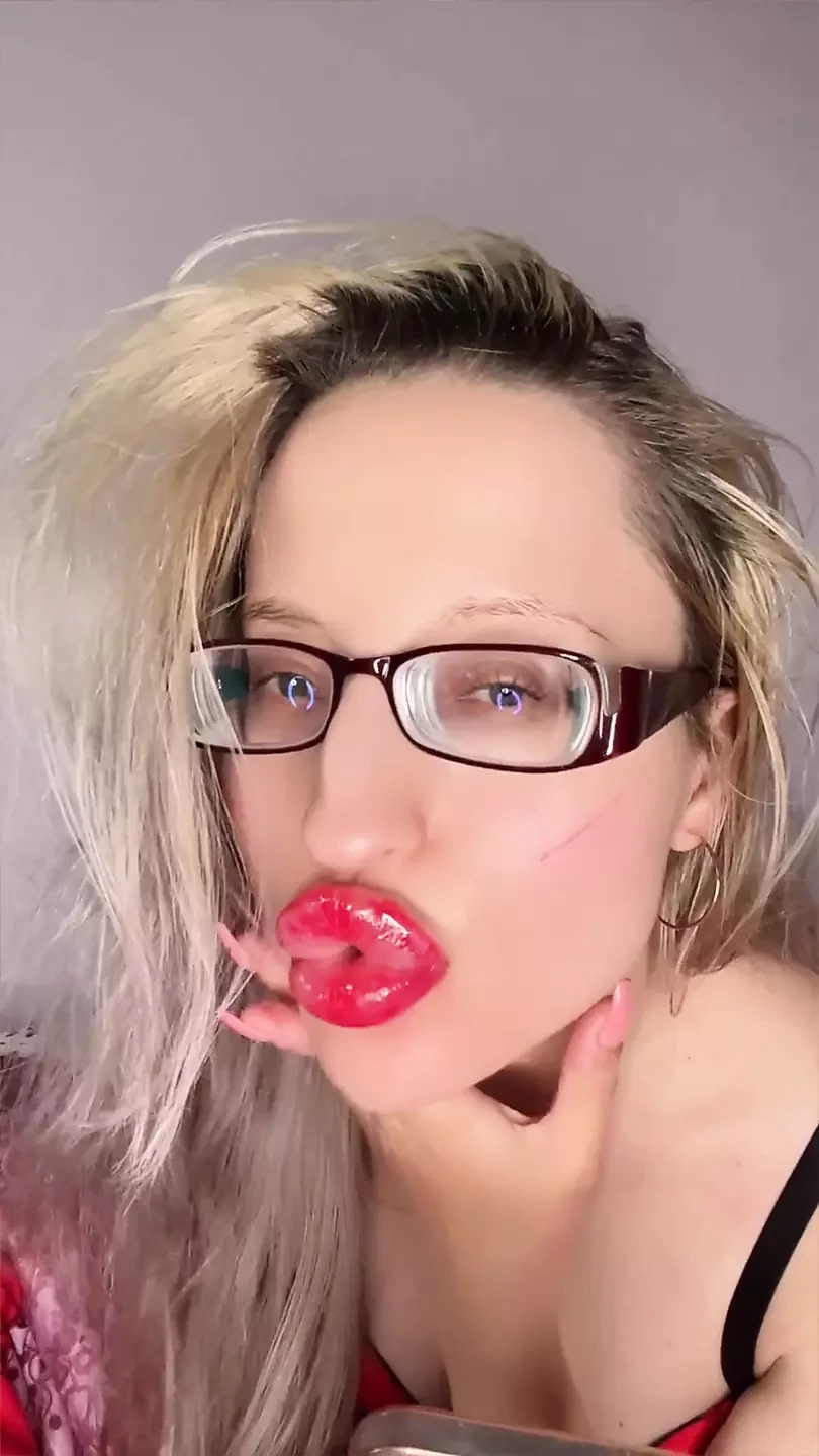 Ma bimbo aux grosses lèvres rouges et le pouvoir du rouge à lèvres