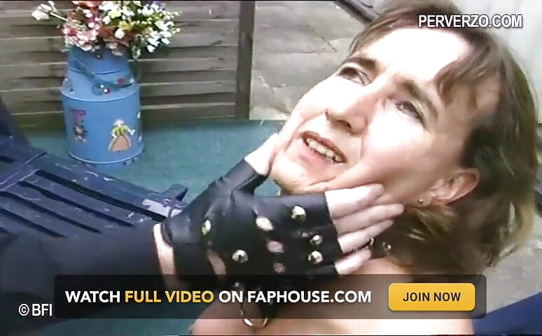 Un mec coquin fouette une pauvre mamie