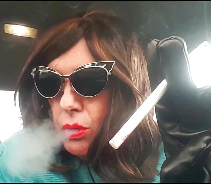 MAMA RUTHIE A GOZAR OS SEUS MARLBORO 100 MENTHOLS NA CASA DE BANHO