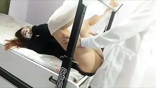 Jinekolog hastanın amına jel uyguluyor