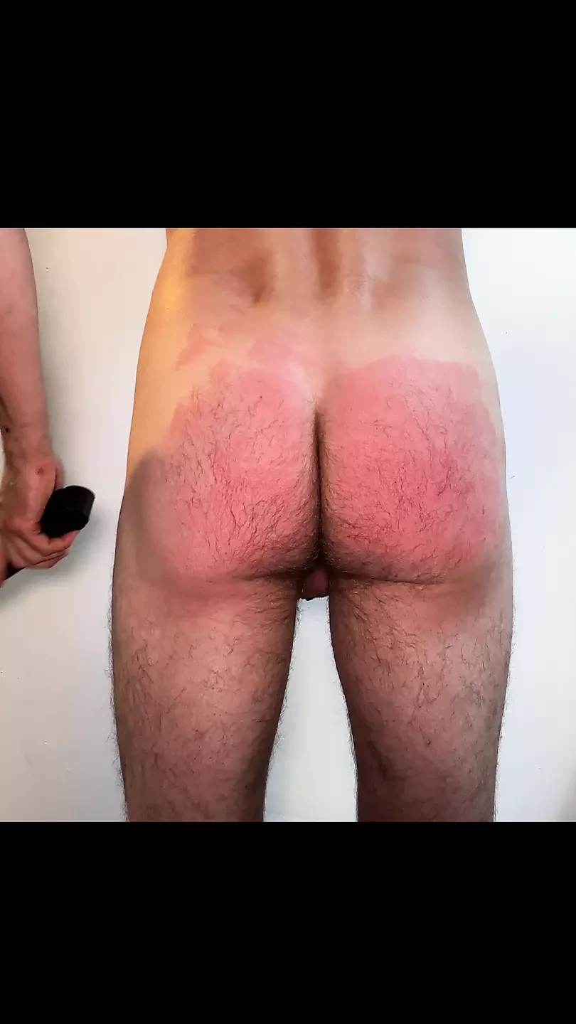 Hård själv spanking på hårig röv medan du bär kyskhetsbur