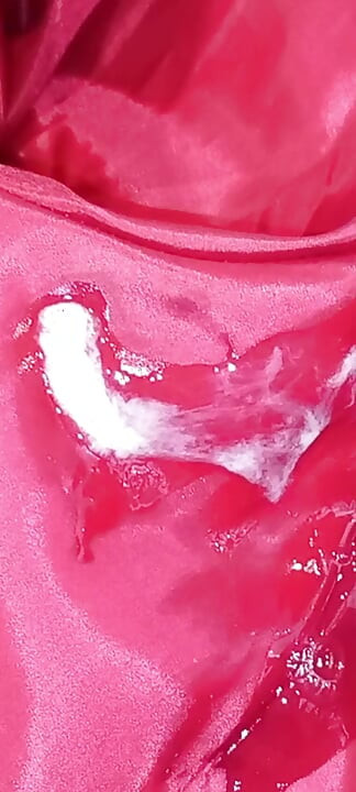 Kırmızı bir bayan kabarık ceketinin tatlı astarına 4 boşalma