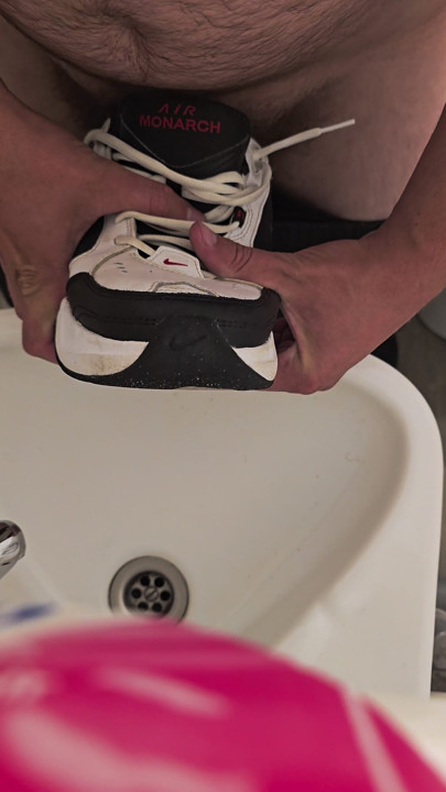 Φτύσε και γάμησε το Nike Air Monarch