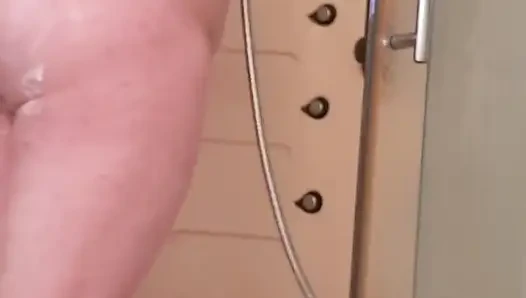 Anüsüme dildo koyuyorum, mastürbasyon yapıyorum ve iki kez boşalıyorum, ayrıca spermimi de yiyorum