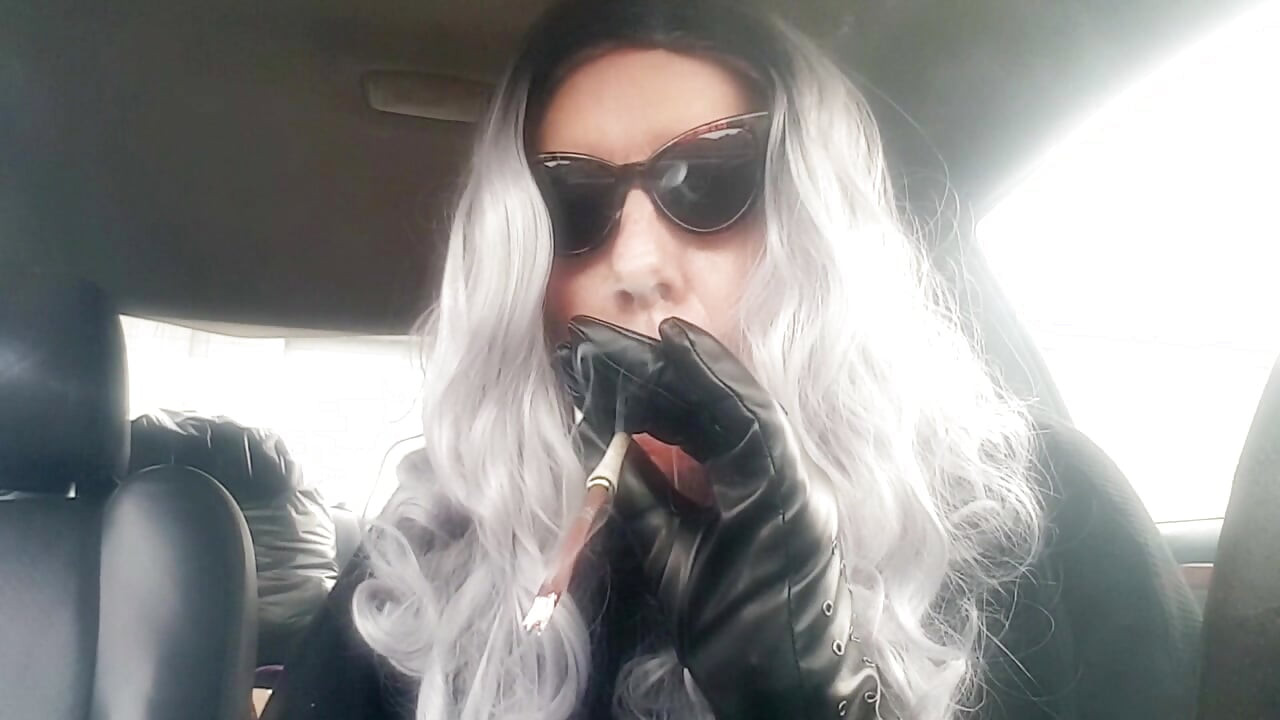 ยายทรานส์ชอบสูบบุหรี่ชาย MORE120 ในรถ