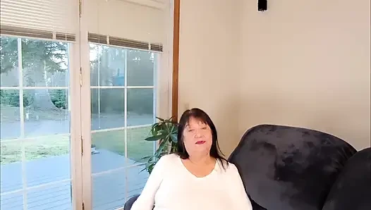 Hem götümün hem de kıllı amcığımın tadını çıkarıyorum