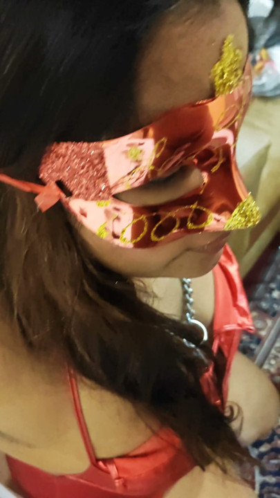 Gör dig redo med indisk MILF-slav Olivia som används på fest och BDSM-träning, våt avsugning, smällar, gnidning, twerk, matning, rimjob, röv… | Klipp 2