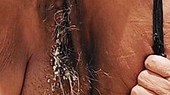 बालों वाली चूत के साथ परिपक्व लैटिना नानी रेगिस्तान में पेशाब करने के लिए रुकती है