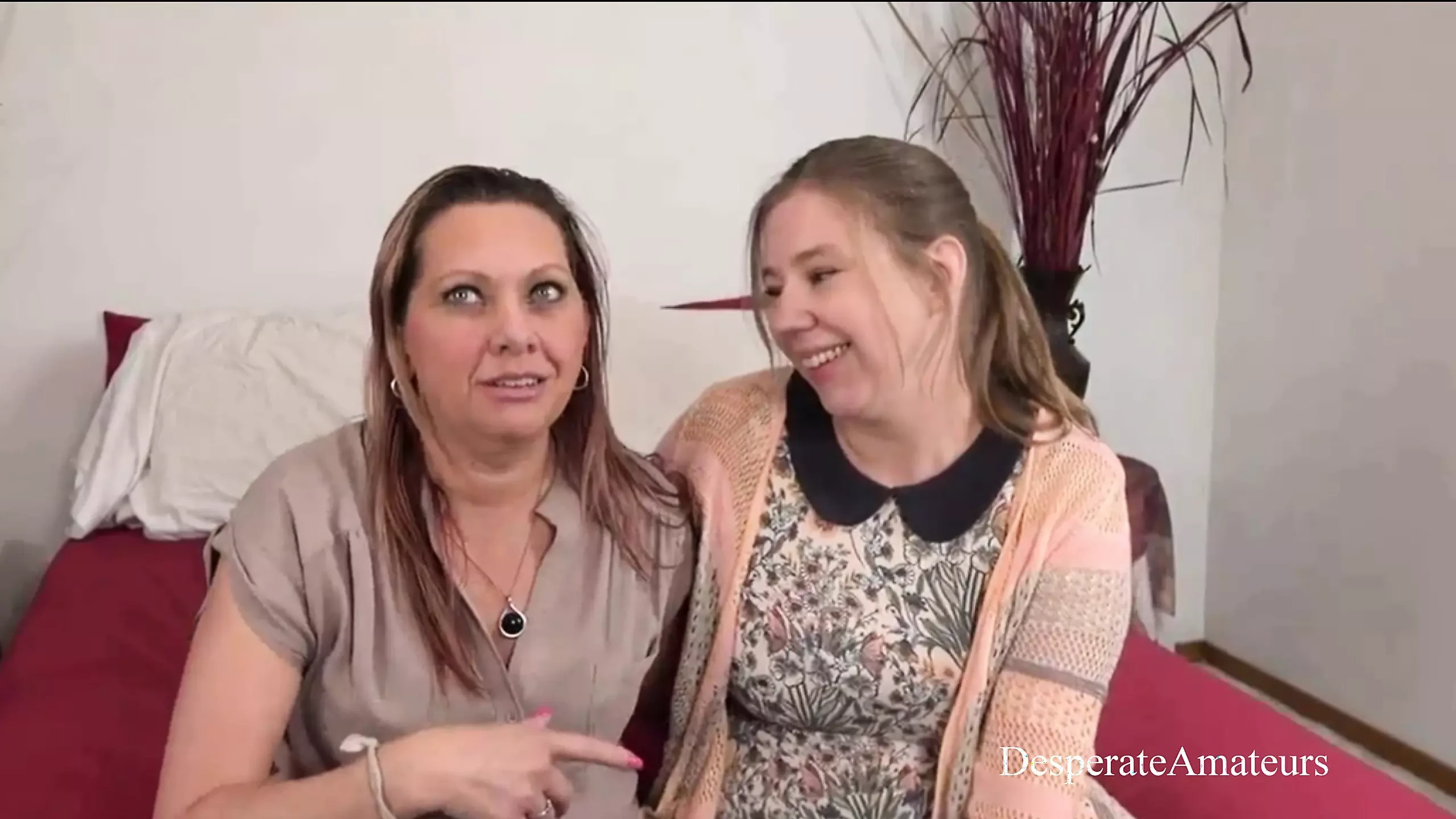 Vicky Jen et Zia, MILF sexy à gros nichons, amateurs désespérés, se font baiser brutalement