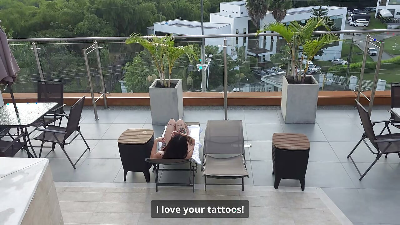 I meet girl in the pool and I convince her to fuck