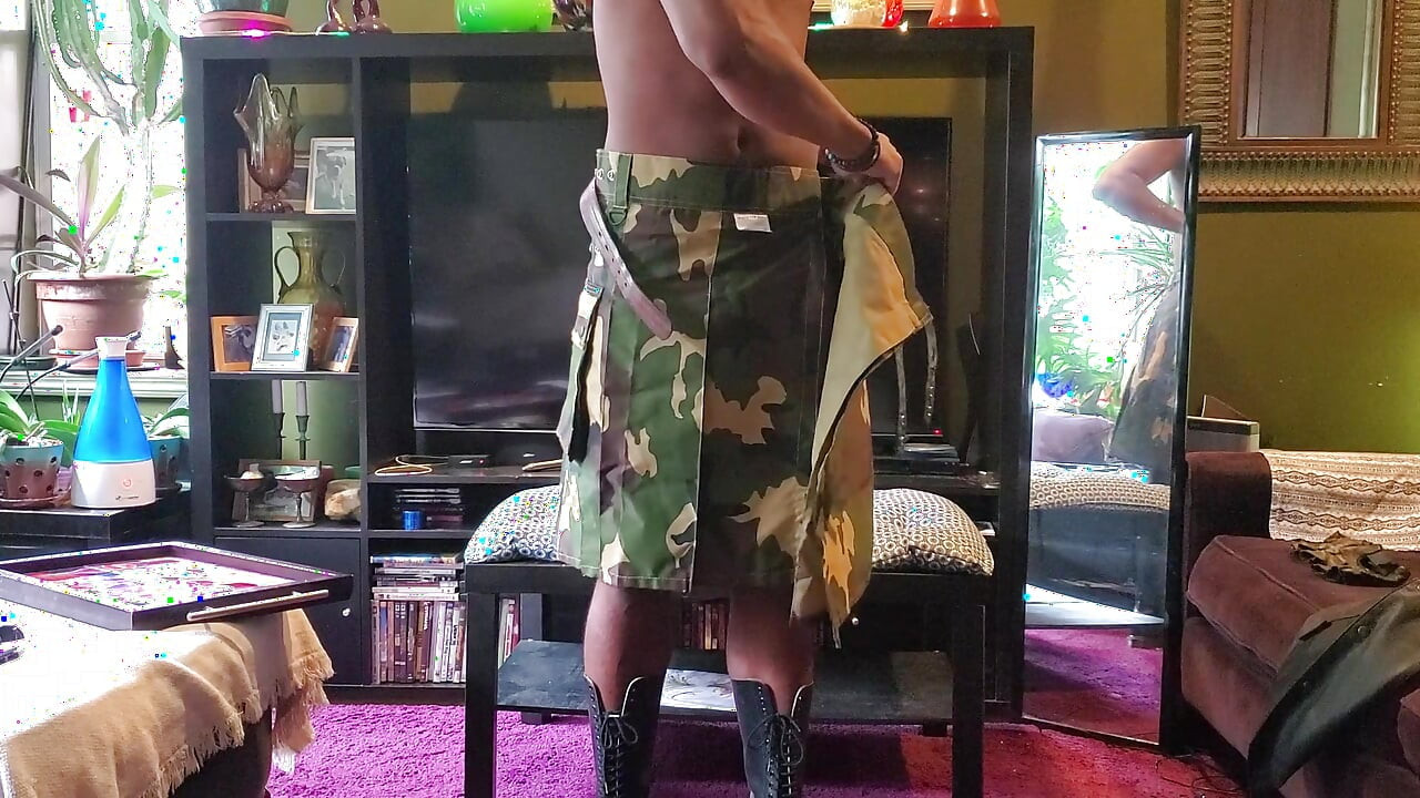 ケニー・ジェイがBBCとお尻でキルト姿で披露