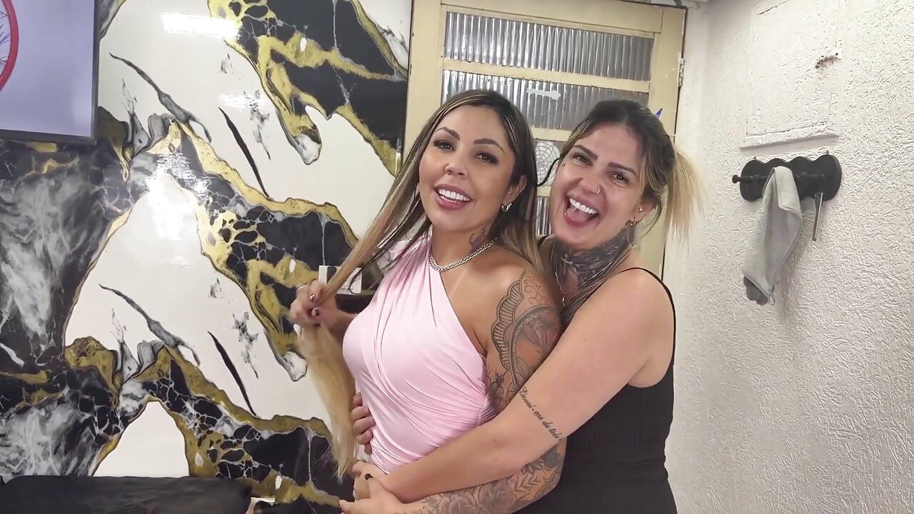 Dos rubias atractivas besándose, la hice correrse en mi boca toda mojada, qué placer, y mi marido metió su polla en su coño