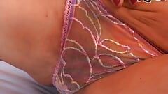 Verveeld meisje met natuurlijke borsten houdt ervan om haar natte harige poesje aan te raken en te masturberen in scène 04 uit de film Fatti Una Sega