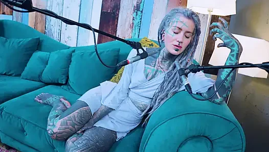 J - Jelousy hakkında konuşuyorum - asmr podcast sfw konuşuyor gotik sıska kız dreadlocks dövmeli model dövmeli kız