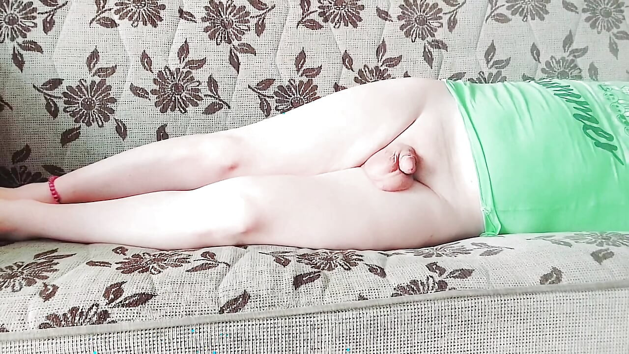 Zapanjujuća vrpca sissy koja se vrti na sunčanom otvorenom polju