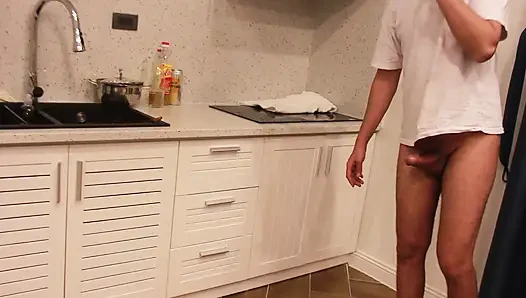 Ben iyi bir Arap üvey kız kardeşinim. Küçük üvey erkek kardeşimle oynayacağım