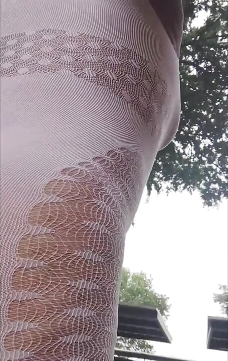 É claro que eu tenho que andar na minha roupa de malha com um plug. Foda-se esses cus tensos!