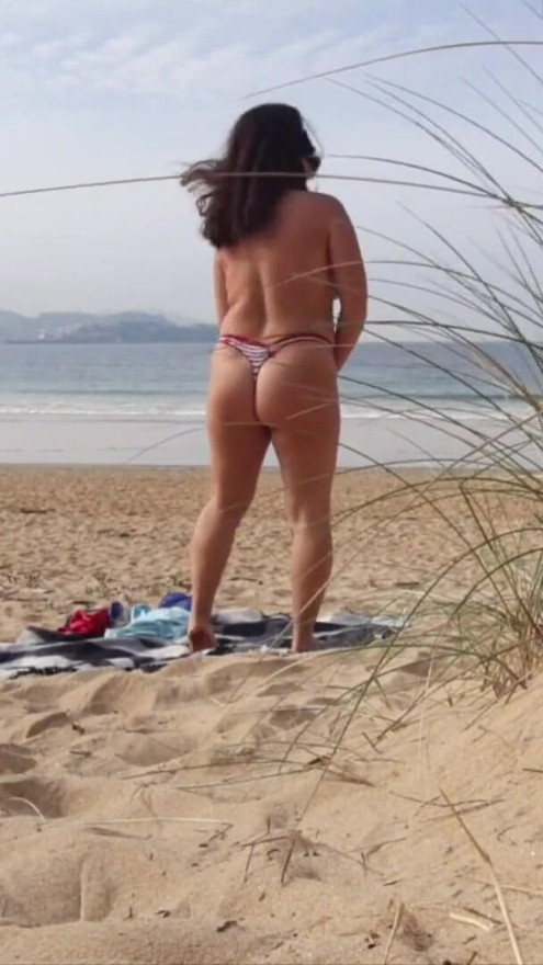 I filmed a curvy changing clothes and doing Exercises on the Beach | Clip 1