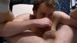 Selfsuck - autofellation. Un garçon allemand mange tout son sperme!