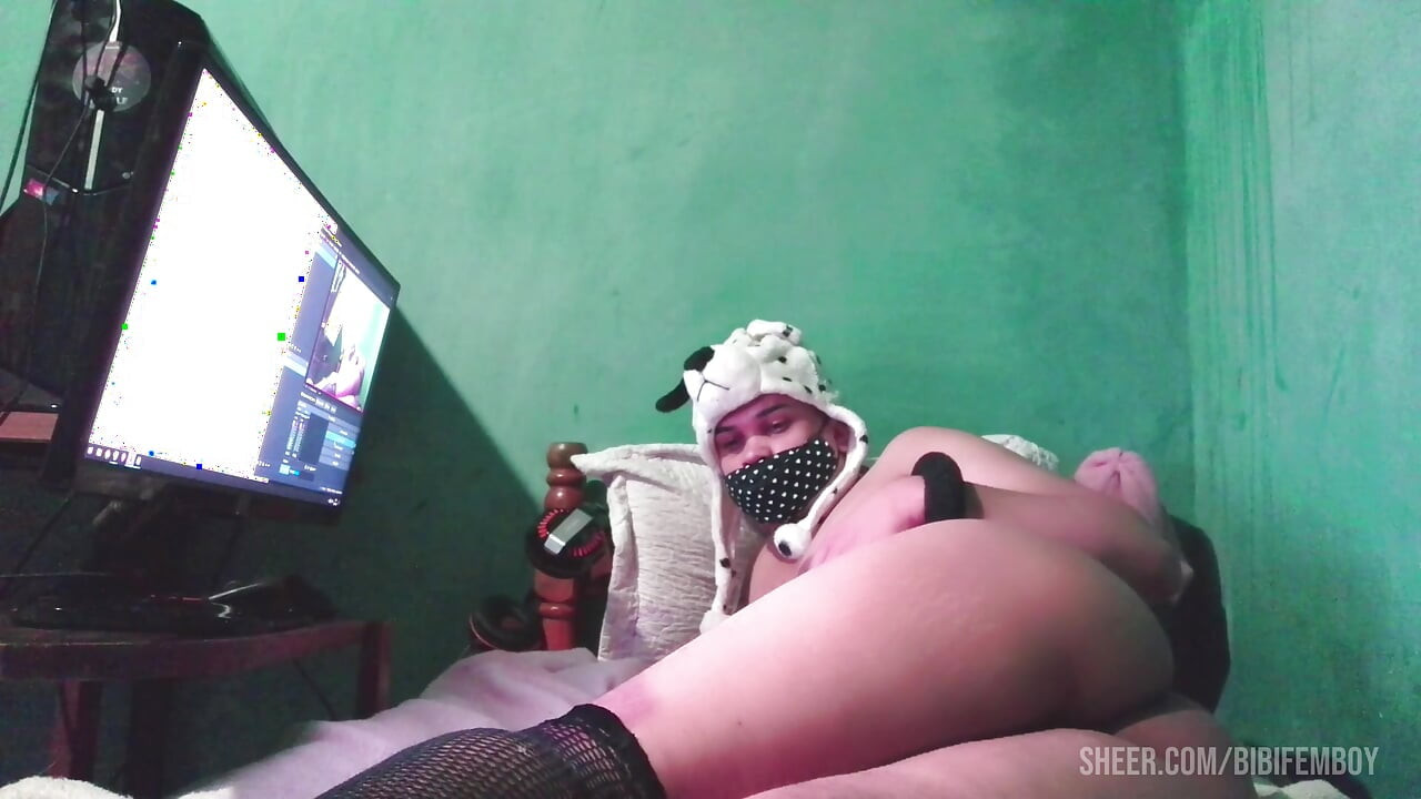 Transsexuală curvă cu un cur mare, își întinde picioarele și își masturbează pula.