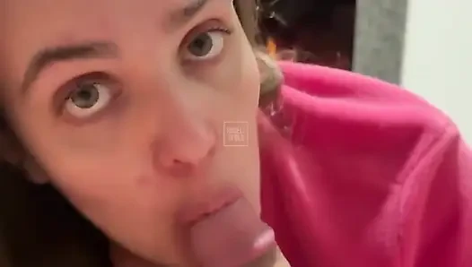 Gerçek çift oturma odasında romantik seks yapıyor
