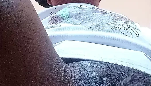 Dia memiliki memek dan kontol karniva musiman