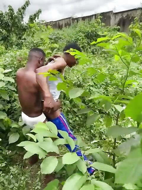 Çalılıkta yeni adamımla sikişiyorum