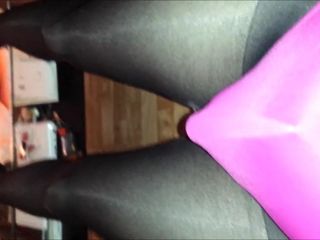 Nadine de meia-calça preta e maiô rosa