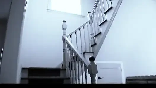Büyük memeli sürtük sikişmeden önce merdivende adamın sikini gırtlağına kadar alıyor