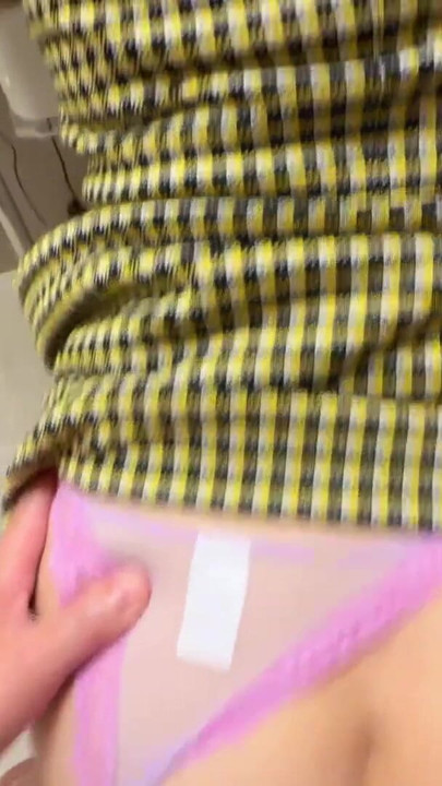 Uma esposa masoquista lasciva queria um tempo fazendo compras, então ela fez sexo no banheiro. | Clipe 1