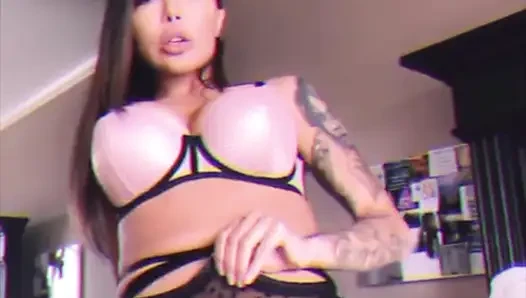 Latin orta yaşlı seksi kadın Lela Star'ın striptiz, gırtlağına kadar sakso ve ateşli amcık sikişi