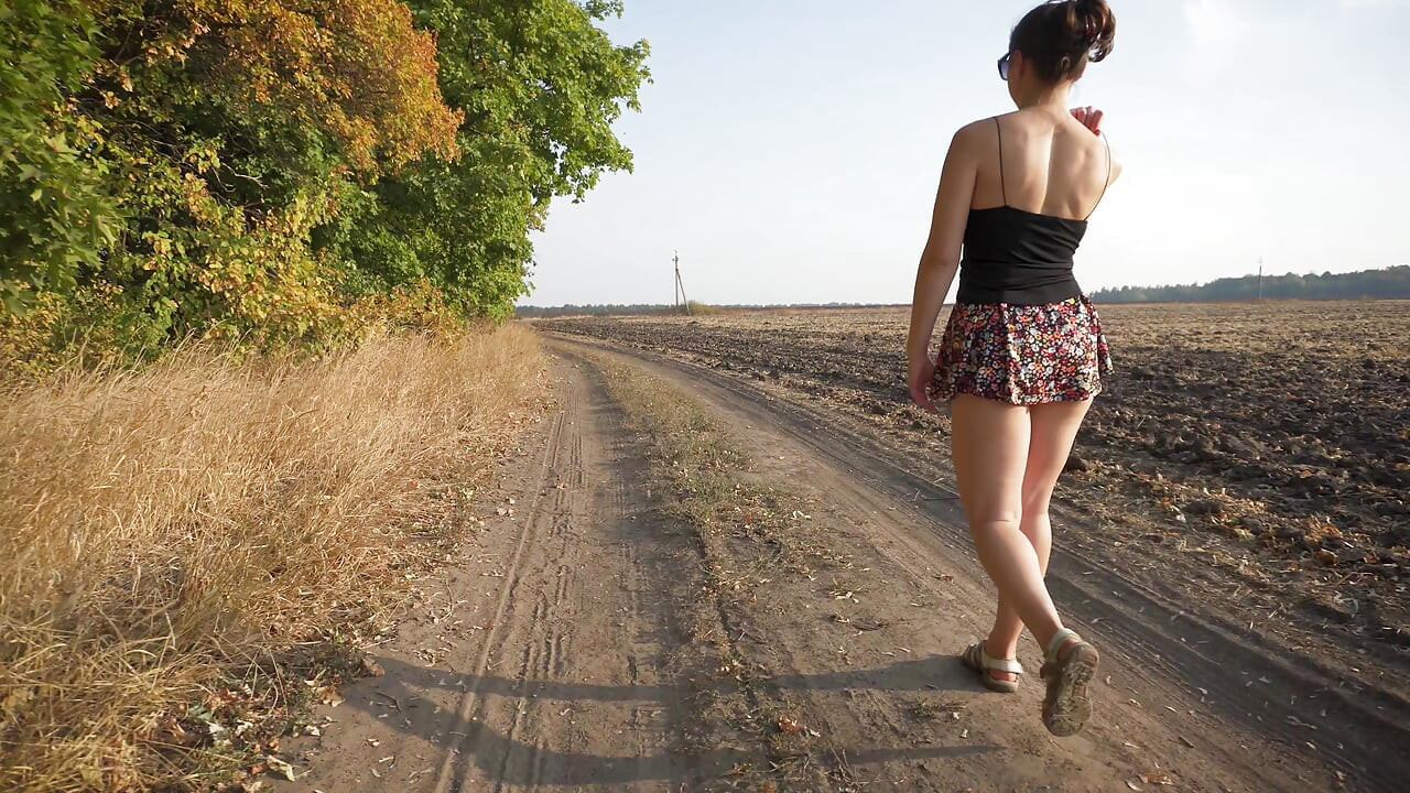 Regarder une fille se promener dehors, upskrt, culotte arrière complète