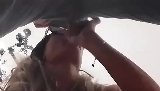 Sarışın MILF oral seks, ağzında büyük boşalma
