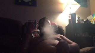 Dabbing humo de oso peludo y golpe