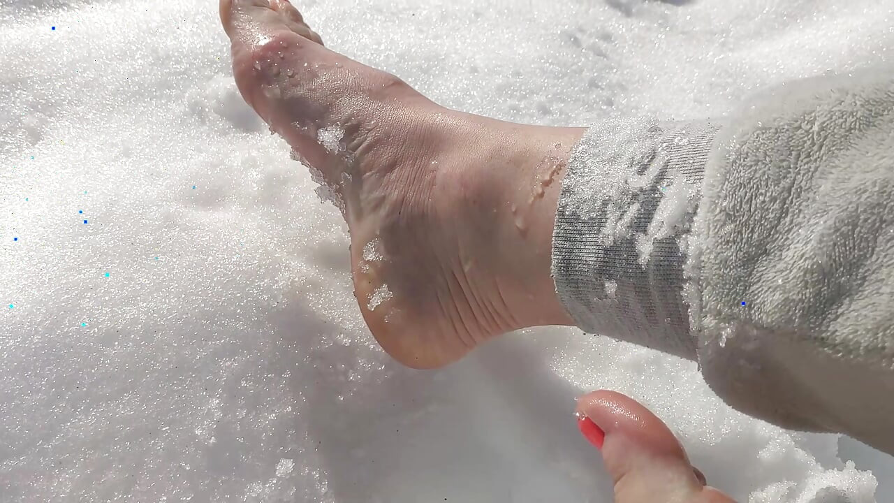 Eu ando descalça na neve, a neve esmaga sob meus dedos