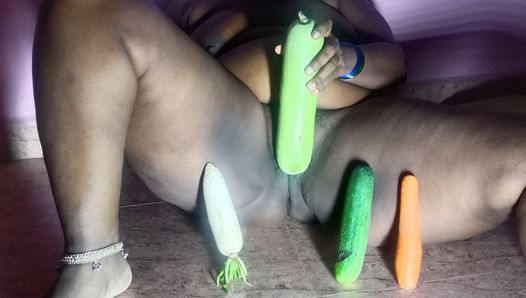 Une femme tamoule indulgente avec toutes sortes de légumes - audio clair à 100%