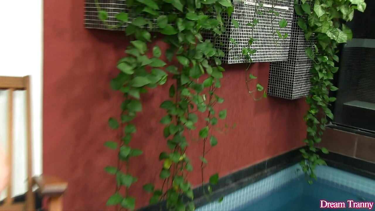 Blonde Tranny Luana Pacheco Treats Her Fine Ass to a Piston Machine