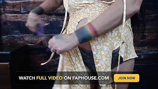 Sarı yazlık takım elbiseyi yırtıyor